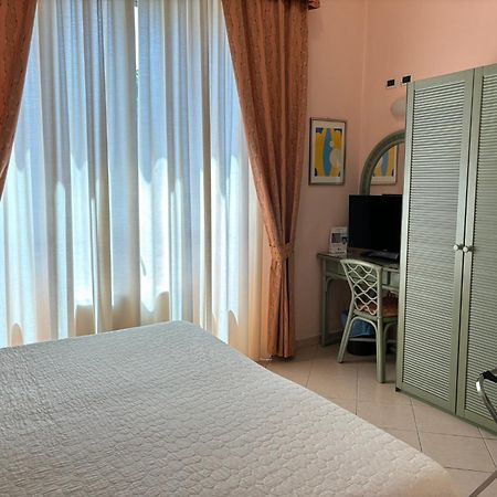 Hotel Delle Rose San Bartolomeo Al Mare Exterior foto